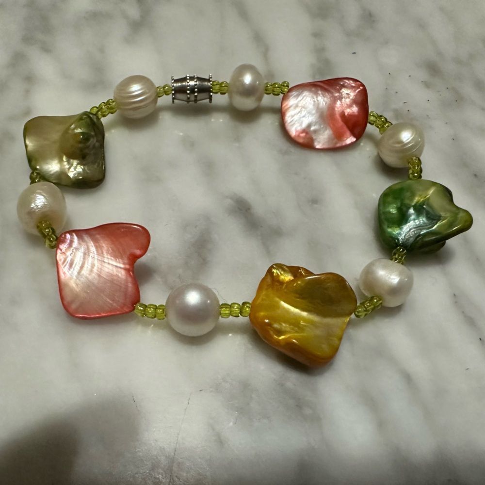 EUC Vintage Multicolor Mother of Pearl Shell and Real Pearl Bracelet